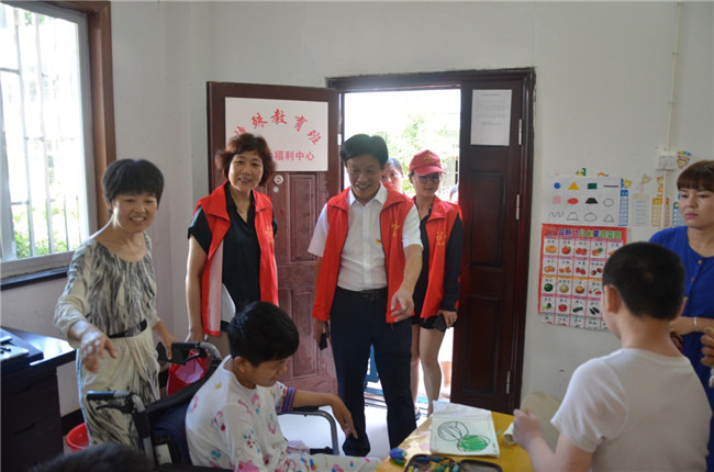 城投集團(tuán)開展“傳承紅色基因，敬老愛幼先行” 現(xiàn)場獻(xiàn)愛心活動