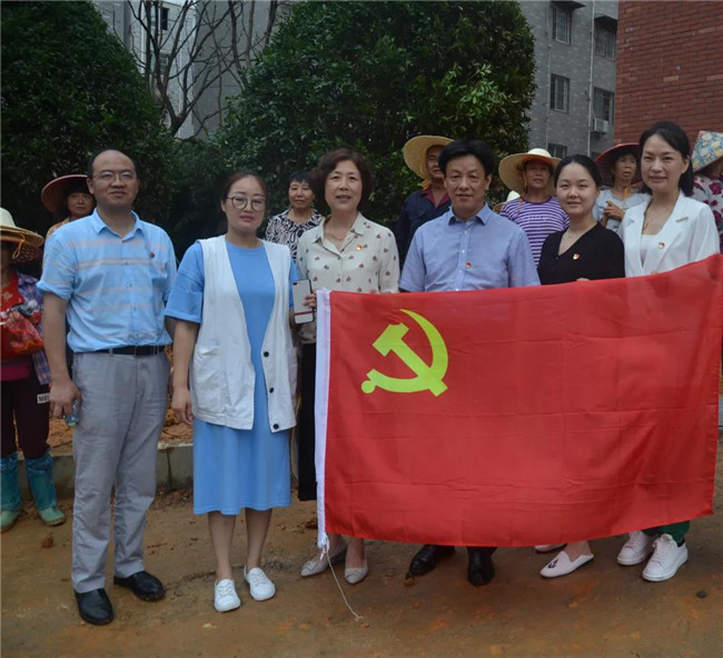 炎炎夏日送清涼，點(diǎn)滴關(guān)懷暖人心——城投集團(tuán)各黨支部開(kāi)展“送清涼”慰問(wèn)一線員工活動(dòng)