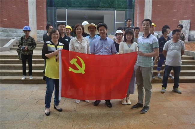 炎炎夏日送清涼，點(diǎn)滴關(guān)懷暖人心——城投集團(tuán)各黨支部開(kāi)展“送清涼”慰問(wèn)一線員工活動(dòng)