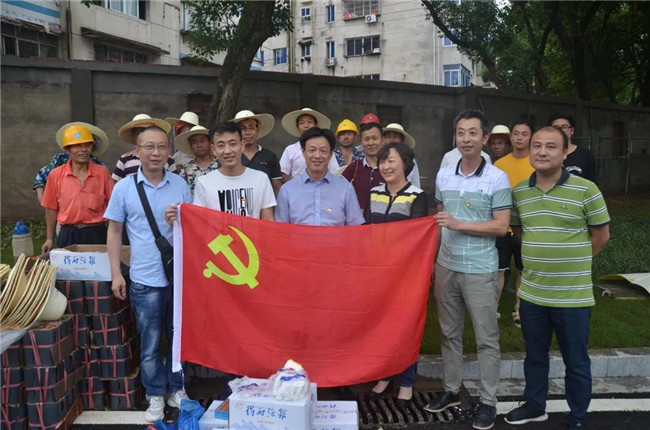 炎炎夏日送清涼，點(diǎn)滴關(guān)懷暖人心——城投集團(tuán)各黨支部開(kāi)展“送清涼”慰問(wèn)一線員工活動(dòng)