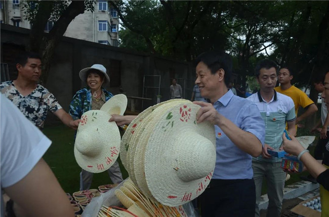 炎炎夏日送清涼，點(diǎn)滴關(guān)懷暖人心——城投集團(tuán)各黨支部開(kāi)展“送清涼”慰問(wèn)一線員工活動(dòng)