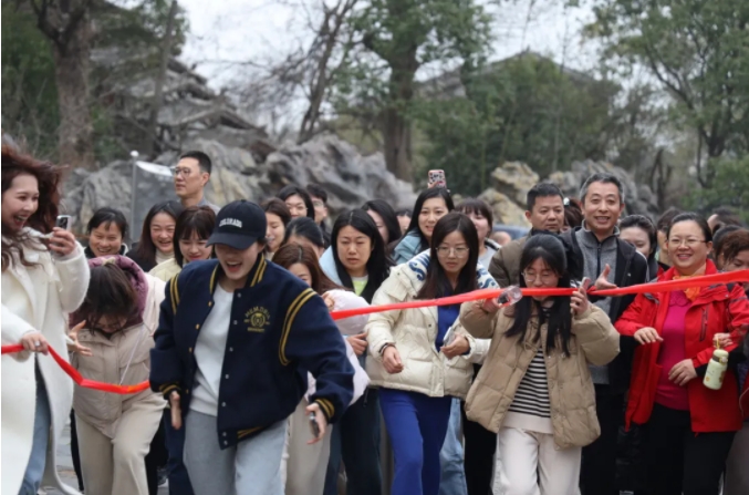 市城投集團開展“團結一心 拼搏進取 奮戰(zhàn)2025”迎新年登山、健步走活動